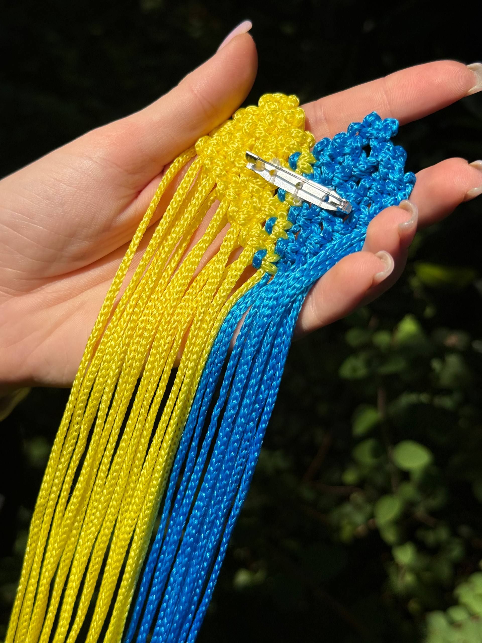 Ukrainian Flag Fringe Brooch — close up with clasp